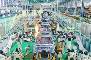Dây chuyền hàn tự động bằng rô bốt tại Nhà máy Thaco Mazda, Khu công nghiệp Thaco Chu Lai (Quảng Nam)
