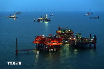 Giàn khoan dầu ở giếng dầu Shengli, thành phố Đông Dinh, tỉnh Sơn Đông (Trung Quốc). (Ảnh: THX/TTXVN)