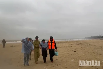 Thuyền viên đầu trên trên tàu bị nạn đã được cứu vào bờ an toàn. Ảnh: Hương Giang