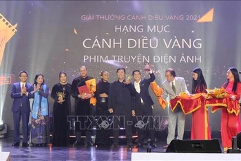 Phó Thủ tướng Vũ Đức Đam trao giải Cánh Diều Vàng hạng mục Phim truyện điện ảnh. (Ảnh Đặng Tuấn/TTXVN)