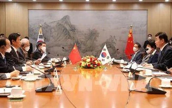 Tổng thống Hàn Quốc Yoon Suk-yeol đã có cuộc hội đàm với Chủ tịch Nhân Đại (Quốc hội Trung Quốc) Lật Chiến Thư, gày 16/9. (Ảnh: YONHAP/TTXVN)