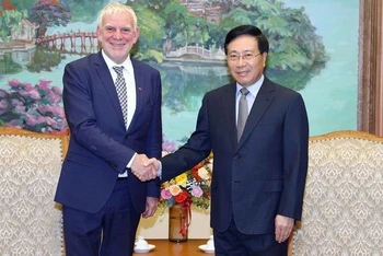 Phó Thủ tướng Thường trực Phạm Bình Minh tiếp Quốc Vụ khanh Bộ Hợp tác Kinh tế và phát triển Đức Jochen Flasbarth. (Ảnh: TTXVN)