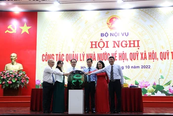 Thứ trưởng Bộ Nội vụ Vũ Chiến Thắng và Phó Trưởng ban Ban Dân vận Trung ương Triệu Tài Vinh cùng các đại biểu thực hiện nghi thức Lễ ra mắt Trang thông tin điện tử, cơ sở dữ liệu về hội, quỹ. (Ảnh: moha.gov.vn)