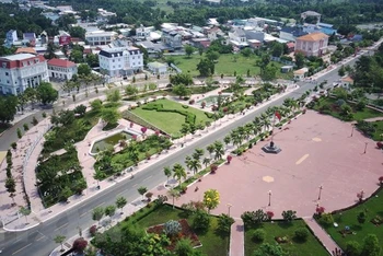 Một góc thị xã Tịnh Biên nằm dọc theo tuyến Quốc hội 91 kết nối với khẩu quốc tế Tịnh Biên. (Ảnh: Công Mạo/TTXVN)
