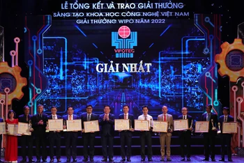 Đồng chí Nguyễn Trọng Nghĩa, Bí thư Trung ương Đảng, Trưởng Ban Tuyên giáo Trung ương trao giải Nhất cho các nhóm tác giả.