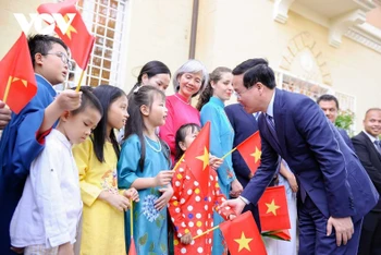 Chủ tịch nước Võ Văn Thưởng trò chuyện, động viên con em kiều bào tại Italia. (Ảnh: vov.vn)