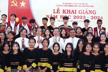 Không ngừng chăm lo đời sống vật chất, tinh thần cho các em học sinh