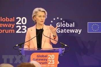 Chủ tịch Ủy ban châu Âu (EC) Ursula von der Leyen phát biểu tại phiên khai mạc diễn đàn. (Ảnh: TTXVN)