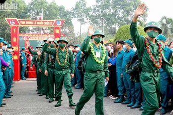 Các tân binh Bình Dương lên đường làm nhiệm vụ.