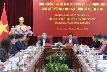 Đoàn kiểm tra số 1477 của Ban Bí thư, do đồng chí Lê Minh Hưng, Ủy viên Bộ Chính trị, Bí thư Trung ương Đảng, Trưởng ban Tổ chức Trung ương làm Trưởng đoàn làm việc với Ban cán sự đảng Bộ Ngoại giao. (Ảnh: TTXVN)