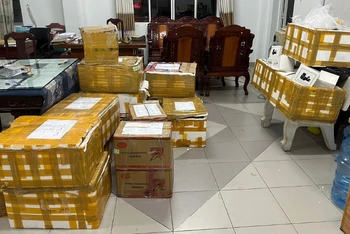 Tang vật gồm 21 thùng linh kiện Iphone không có hóa đơn bị công an quận Ninh Kiều, thành phố Cần Thơ bắt giữ.