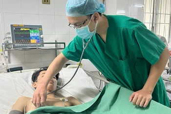 Bác sĩ thăm khám cho bệnh nhân V.M.T. sau can thiệp.