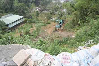 Đơn vị thi công triển khai dự án kè chống sạt lở.
