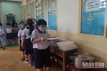 Học sinh Trường tiểu học Phan Đình Phùng, Quận 3, Thành phố Hồ Chí Minh trong giờ ăn bán trú.