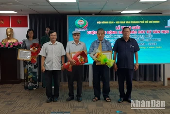Ban tổ chức trao giải cuộc vận động sáng tác bút ký văn học chủ đề “Những câu chuyện hay về nông nghiệp, nông dân, nông thôn Thành phố Hồ Chí Minh”.