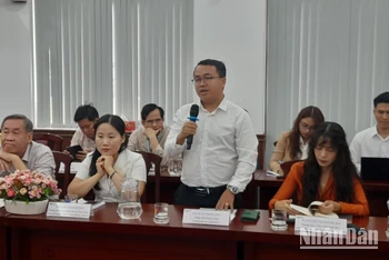 Nhà khoa học phát biểu tại Tọa đàm.