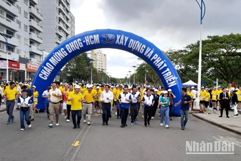 Lãnh đạo Đại học Quốc gia Thành phố Hồ Chí Minh, cùng cán bộ, giảng viên, nhân viên, học sinh, sinh viên chạy hưởng ứng khởi động hội thao