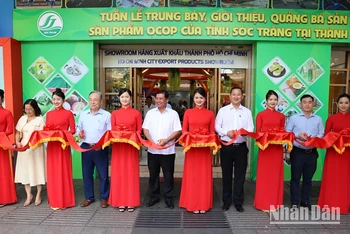 Nghi thức khai mạc Tuần lễ trưng bày, giới thiệu, quảng bá sản phẩm nông sản, đặc sản, sản phẩm OCOP của tỉnh Sóc Trăng tại Thành phố Hồ Chí Minh năm 2024.