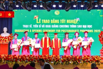 Lãnh đạo Trường đại học Luật Thành phố Hồ Chí Minh trao giấy khen cho các học viên đạt thành tích cao trong học tập