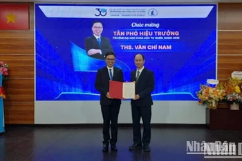 Phó Giáo sư, Tiến sĩ Trần Cao Vinh (bên phải) trao Quyết định Bổ nhiệm Thạc sĩ Văn Chí Nam làm Phó hiệu trưởng Trường đại học Khoa học tự nhiên.