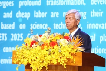 Phó Chủ tịch Ủy ban nhân dân Thành phố Hồ Chí Minh Võ Văn Hoan phát biểu tại Hội nghị. (Ảnh: NGÔ TÙNG)