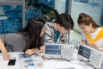 UEH AI Chatbot sẽ giúp học sinh và phụ huynh hiểu rõ về mọi thông tin tuyển sinh.