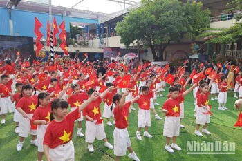 Các cháu học mầm non đồng diễn văn nghệ tại ngày hội.