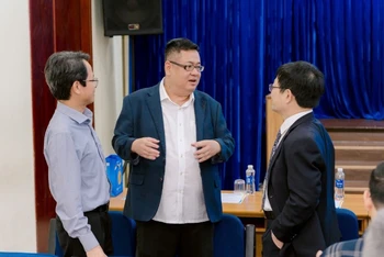 Các đại biểu trao đổi tại hội thảo.