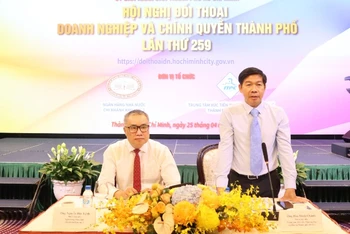 Đại diện Ban Tổ chức phát biểu tại buổi đối thoại.