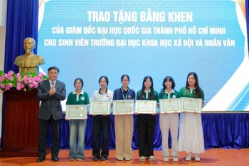 Sáu sinh viên được Đại học Quốc gia Thành phố Hồ Chí Minh tặng Bằng khen. (Ảnh: Đại học Quốc gia Thành phố Hồ Chí Minh)