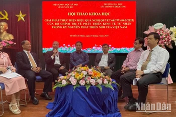 Các đại biểu tham gia phiên thảo luận bàn tròn.