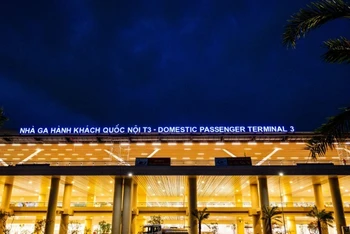Nhà ga T3 sân bay quốc tế Tân Sơn Nhất đã hoàn thành 99% sau gần hai năm xây dựng. Công trình cơ bản hoàn thiện các hạng mục chính, sẽ được khánh thành sớm hơn kế hoạch hai tháng.