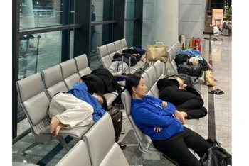 Hành khách chuyến bay bị chậm chuyến vạ vật chờ tại phòng chờ. (Ảnh: CTV cung cấp)