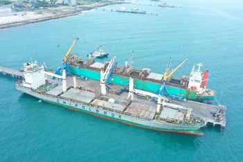 Quốc lộ 26B được mở rộng sẽ giúp lưu thông Quốc lộ 1 với cảng biển Nam Vân Phong, tạo đà thuận lợi cho phát triển vùng trung tâm công nghiệp, vùng kinh tế trọng điểm của tỉnh Khánh Hòa nói riêng và khu vực Nam Trung Bộ và Tây Nguyên nói chung. Trong ảnh: Cảng Nam Vân Phong. (Nguồn ảnh: Ban quản lý cảng Nam Vân Phong)