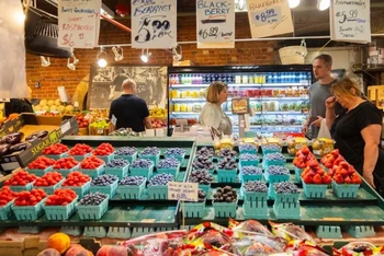 Người dân mua sắm tại một khu chợ ở Toronto, Canada. (Ảnh: THX/TTXVN)