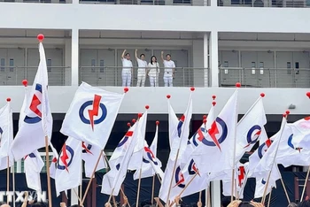 Thủ tướng Lawrence Wong và các thành viên trong nhóm ra mắt tại Khu vực bầu cử Marsiling-Yew Tee. (Ảnh: TTXVN)