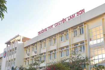 Trường trung học phổ thông chuyên Lam Sơn.