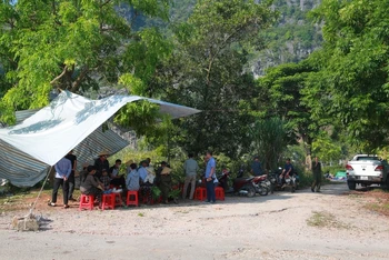 Người dân tập trung phản đối trước bãi xử lý rác Đông Nam.