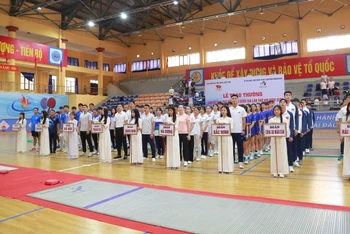 Tám đoàn vận động viên tham gia giải đấu.