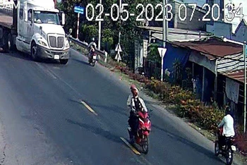 Nam thanh niên điều khiển xe mô-tô gây tai nạn. (Ảnh: Cắt từ camera)