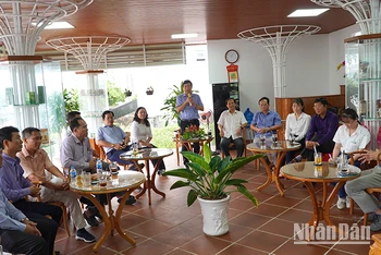 Chủ tịch Ủy ban nhân dân tỉnh Đồng Tháp Phạm Thiện Nghĩa phát biểu tại buổi “Cà-phê doanh nghiệp”.