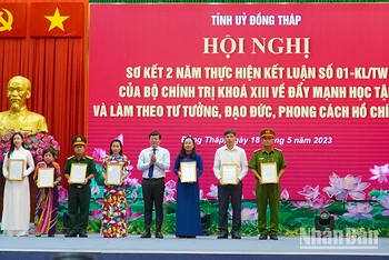 Trao trao Thư khen của Bí thư Tỉnh ủy Đồng Tháp cho các tập thể, cá nhân tiêu biểu. (Ảnh: HỮU NGHĨA)