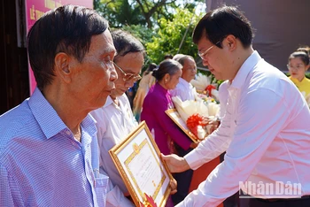 Bí thư Tỉnh ủy Đồng Tháp Lê Quốc Phong trao Huy hiệu Đảng cho các đảng viên. (Ảnh: HỮU NGHĨA)