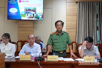 Thượng tá Trần Trung Quốc, Trưởng phòng Tham mưu Công an tỉnh Đồng Tháp thông tin vụ việc đến phóng viên. (Ảnh: HỮU NGHĨA)