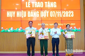 Thường trực Tỉnh ủy Đồng Tháp trao Huy hiệu 60 năm tuổi Đảng.