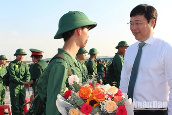 Ủy viên Trung ương Đảng, Bí thư Tỉnh ủy Đồng Tháp Lê Quốc Phong tặng hoa, động viên tân binh lên đường bảo vệ Tổ quốc.