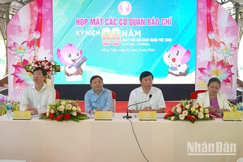 Chủ tịch Ủy ban nhân dân tỉnh Đồng Tháp Phạm Thiện Nghĩa phát biểu tại buổi họp mặt.