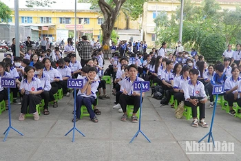 Học sinh Trường trung học phổ thông Tràm Chim, huyện Tam Nông, tỉnh Đồng Tháp trong giờ sinh hoạt ngoại khóa (Ảnh: HỮU NGHĨA)