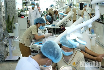 Khám, điều trị bệnh tại phòng khám thuộc Công ty TNHH một thành viên Nha khoa Phương Thành.