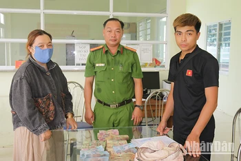 Anh Nguyễn Thanh Duy nhận lại số tiền để quên. (Ảnh: Công an Đồng Tháp)
